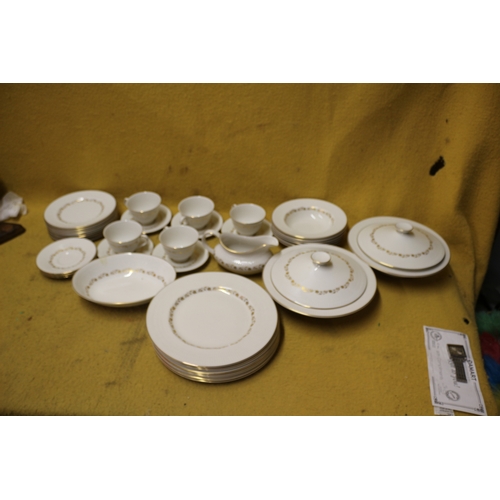 93 - 40+ Royal Doulton Dinner Set