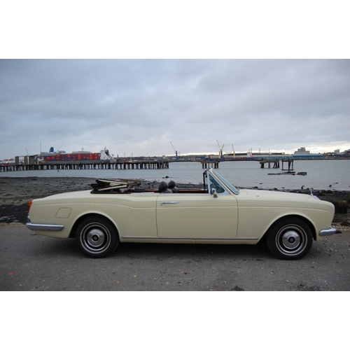 121 - 1976 ROLLS ROYCE CORNICHE CONVERTIBLE
Registration No: NUF158P