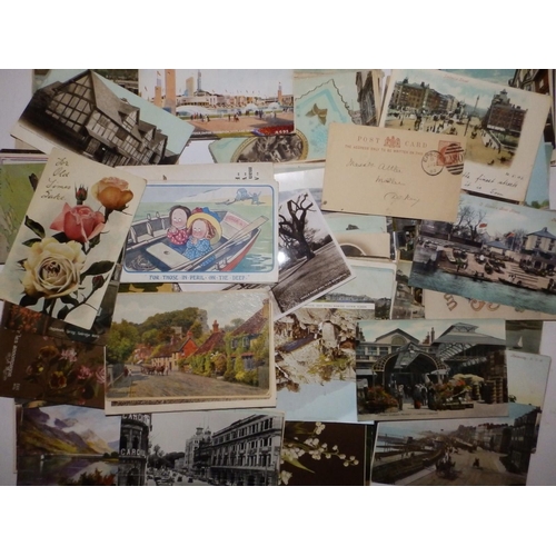 14 - A collection of approximately 400  postcards - mainly early 20thC.