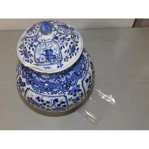 38 - A 19thC Chinese blue & white porcelain covered vase, 8.75