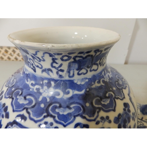 38 - A 19thC Chinese blue & white porcelain covered vase, 8.75