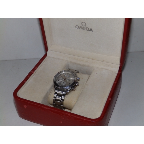 158 - A boxed gent's stainless steel Omega Speedmaster Automatic chronograph bracelet wrist watch, the sil... 