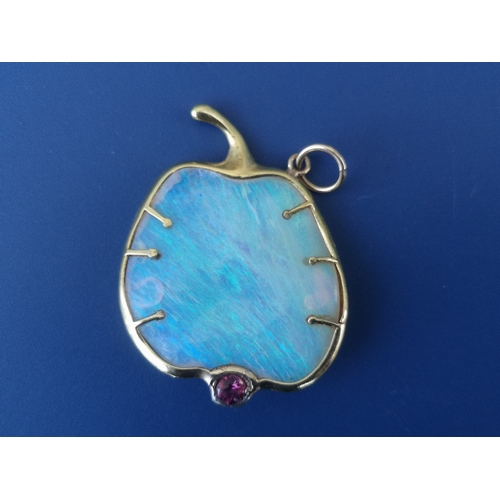 167 - An opalescent stone apple pendant/brooch, 1.3