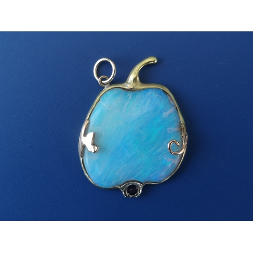 167 - An opalescent stone apple pendant/brooch, 1.3