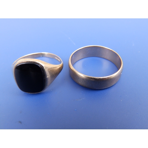 204 - A 9ct signet ring and a 9ct wedding band. (2)