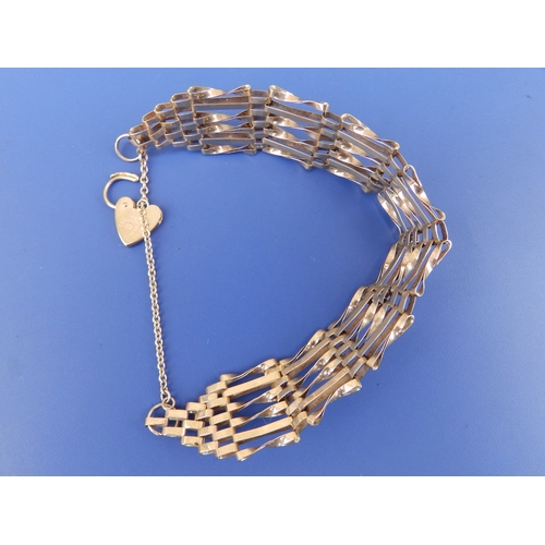 210 - A 9ct gold gate link bracelet.