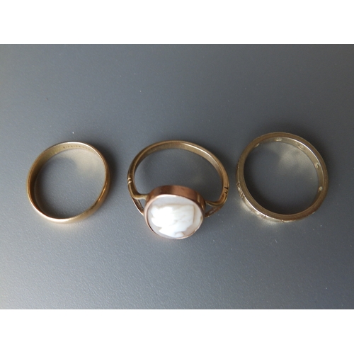 186 - A 22ct wedding ring and two 9ct rings. (3)