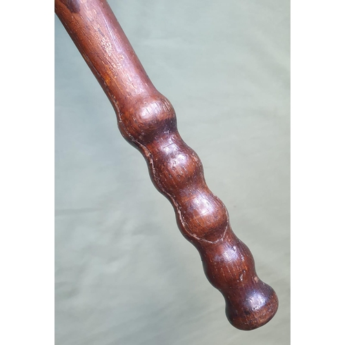 123a - A Victorian police truncheon painted with a crowned VR8, 16,3