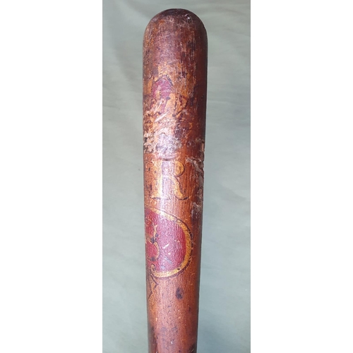 123a - A Victorian police truncheon painted with a crowned VR8, 16,3