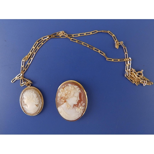 241 - An oval '750'  cameo brooch/pendant, 1.25