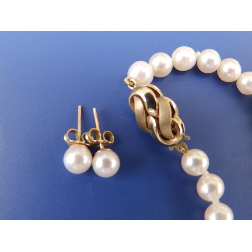 252 - A pearl necklace with decorative 9ct clasp, the pearls approx. 6mm-6.5mm,  18