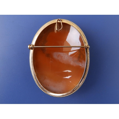 278 - A modern signed oval cameo brooch/pendant in 9ct gold mount, depicting two head & shoulder female pr... 