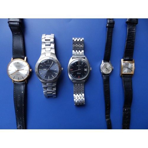 291 - A gent's stainless steel Bulova bracelet wrist watch and four other watches. (5)