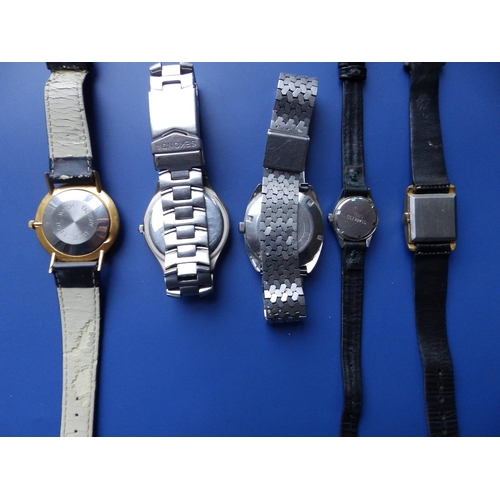 291 - A gent's stainless steel Bulova bracelet wrist watch and four other watches. (5)