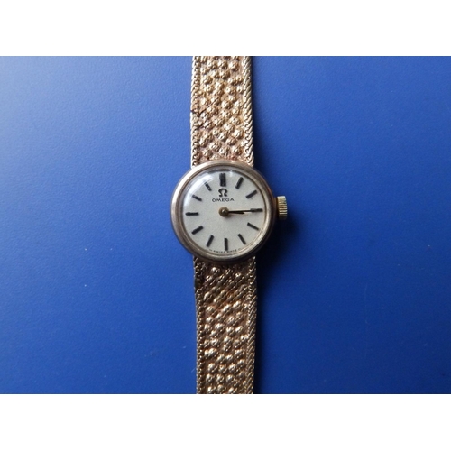 301 - A lady's 9ct gold Omega bracelet wrist watch - bracelet damaged.