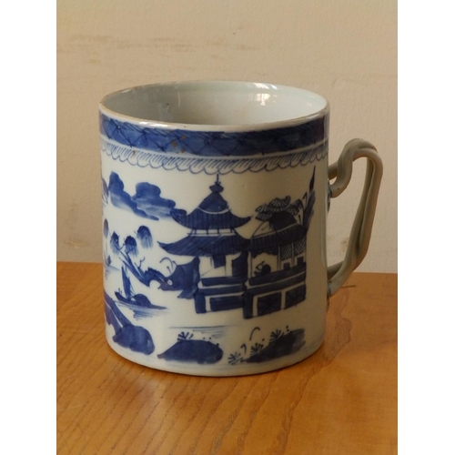 38 - A 19thC Chinese blue & white porcelain tankard, 5.3