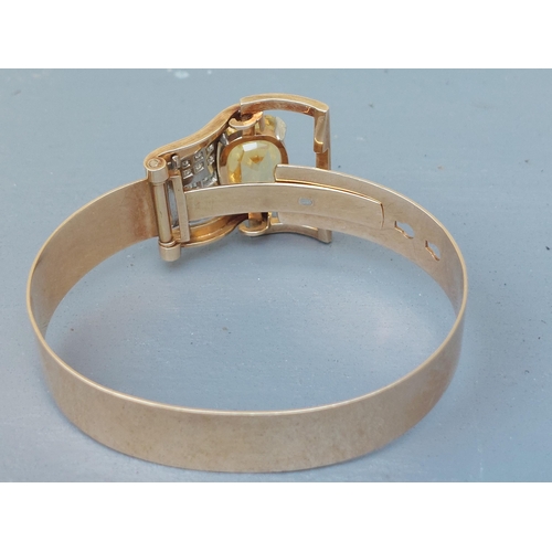 296 - An 18ct gold & platinum buckle style bangle set with a large certified natural yellow Sri-Lankan sap... 