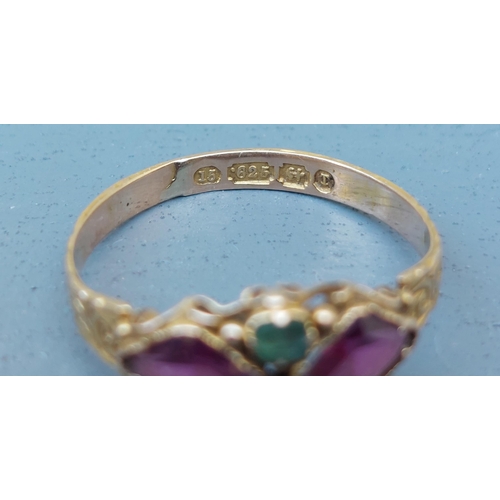 265 - A small Victorian amethyst & emerald 15ct ring - Birmingham marks.  Finger size L.