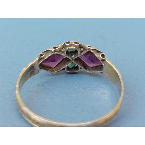 265 - A small Victorian amethyst & emerald 15ct ring - Birmingham marks.  Finger size L.