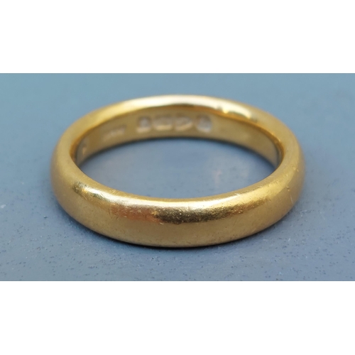 268 - A heavy 22 carat gold wedding ring - Chester marks.  Finger size P.