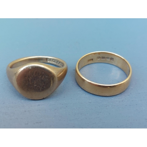 269 - An 18ct gold wedding ring and a 9ct gold signet ring. (2)