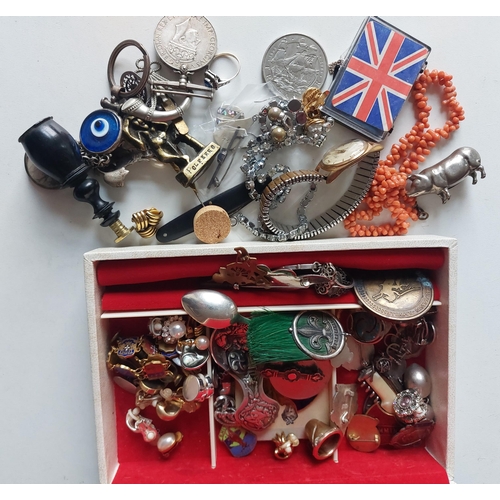 141 - A white jewellery box containing silver and other costume jewellery.