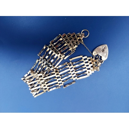 146 - A 9ct gold gate link bracelet