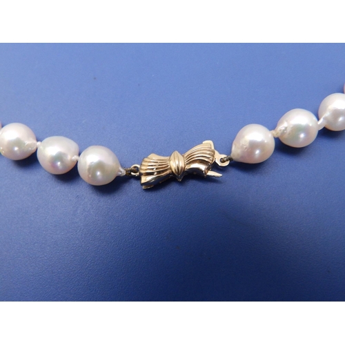 149 - A pearl necklcae with 9c clasp, 18