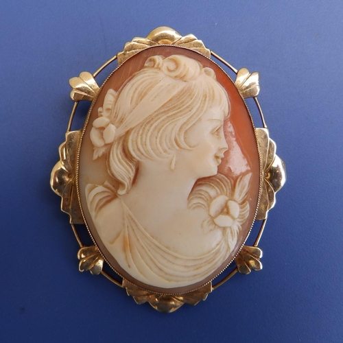 174 - A 9ct gold oval cameo brooch, 2.1