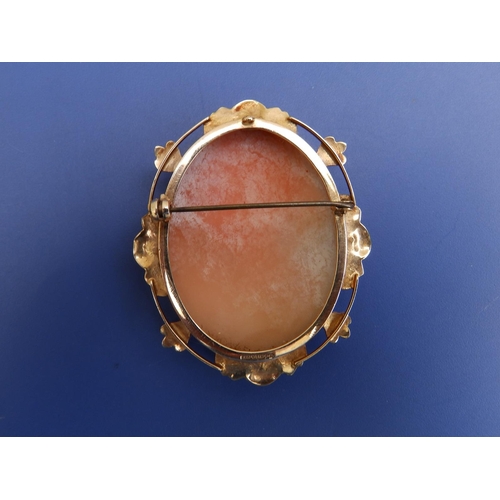 174 - A 9ct gold oval cameo brooch, 2.1