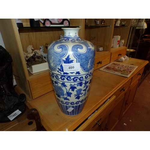 400 - CHINESE VASE. BLUE/WHITE