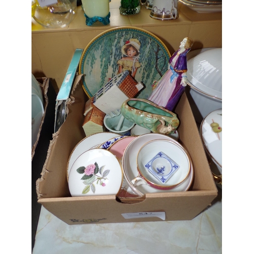 547 - BOX - DECORATIVE COTTAGE, PLATES ETC.