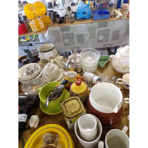 177 - REMAINING CERAMICS, GLASSWARE ETC. ITEMS ON TABLE