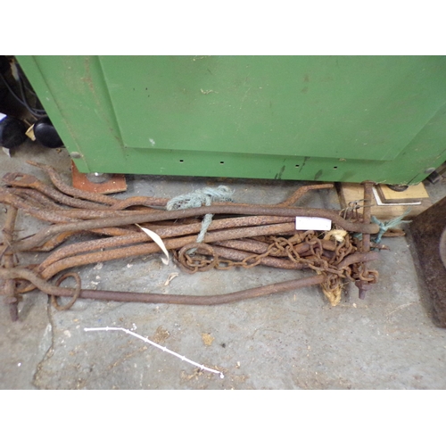 BUNDLE OF COW ANCHORS