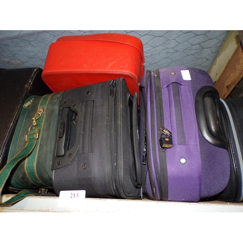 213 - SHELF LUGGAGE 1