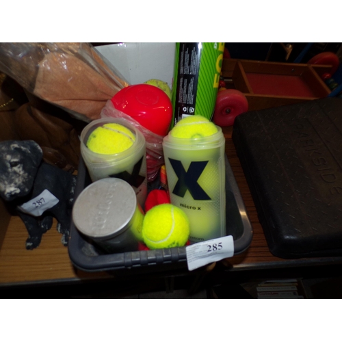 285 - BOX - TENNIS BALLS (ANDY MURRAY'S ?)