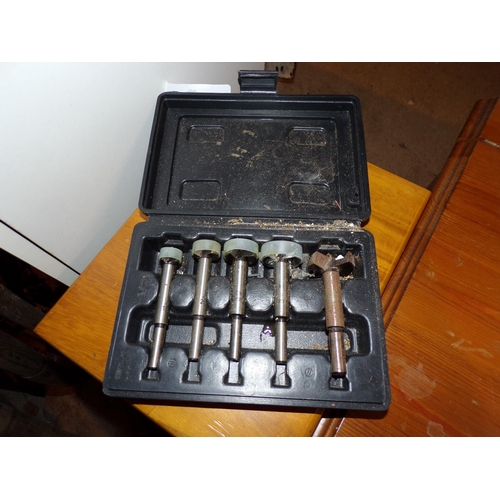 330 - CASE OF ROUTER BITS