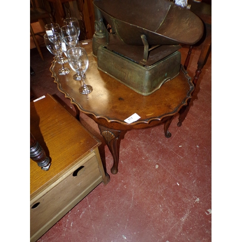 573 - SCALLOPED OVAL TOPPED COFFEE TABLE ON PAD FEET