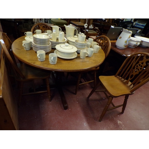 579 - CIRCULAR OAK TABLE WITH 4 WHEEL BACK CHAIRS