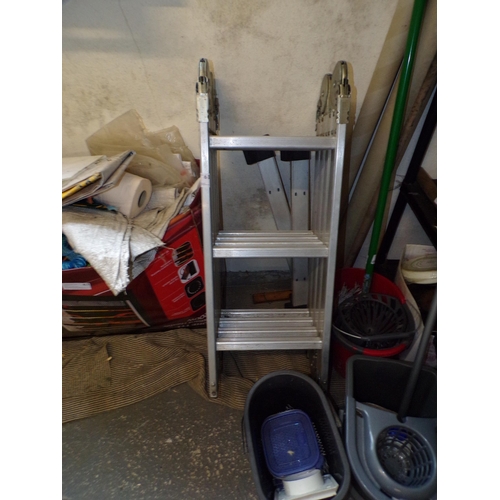 61 - ALLOY FOLDING LADDER/STEPS