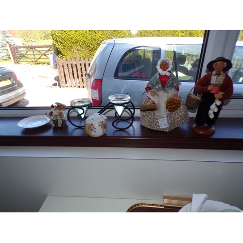 513 - ALL ITEMS ON BEDROOM WINDOW