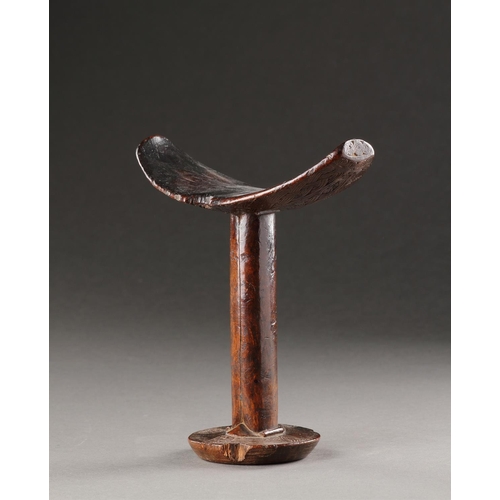 604 - A FINE CARVED WOOD 'BONI' NECK-REST SOMALIA, 19TH CENTURY 21.7cm high, 17cm wide Provenance: Purchas... 