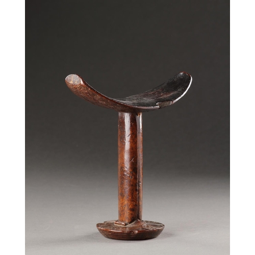 604 - A FINE CARVED WOOD 'BONI' NECK-REST SOMALIA, 19TH CENTURY 21.7cm high, 17cm wide Provenance: Purchas... 