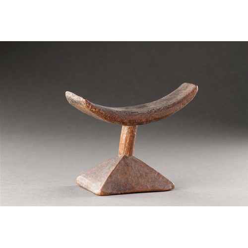 606 - AN UNUSUAL WOOD HEADREST ZAIRE, 19TH CENTURY/20TH CENTURY Attributed to the Monge or Teke Main 15cm ... 