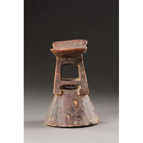 606 - AN UNUSUAL WOOD HEADREST ZAIRE, 19TH CENTURY/20TH CENTURY Attributed to the Monge or Teke Main 15cm ... 