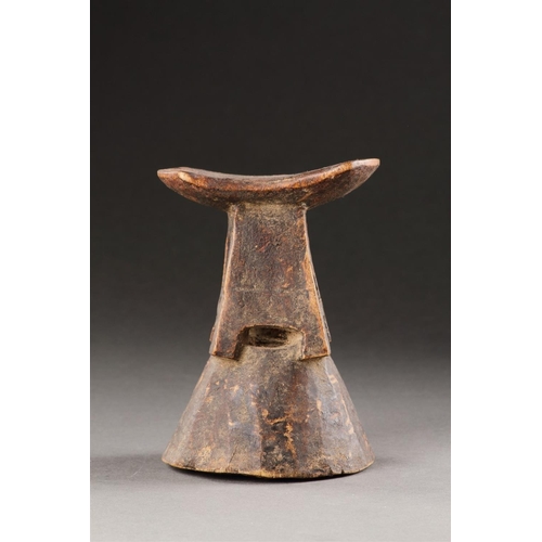 606 - AN UNUSUAL WOOD HEADREST ZAIRE, 19TH CENTURY/20TH CENTURY Attributed to the Monge or Teke Main 15cm ... 