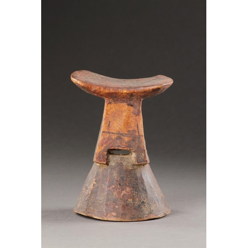 606 - AN UNUSUAL WOOD HEADREST ZAIRE, 19TH CENTURY/20TH CENTURY Attributed to the Monge or Teke Main 15cm ... 