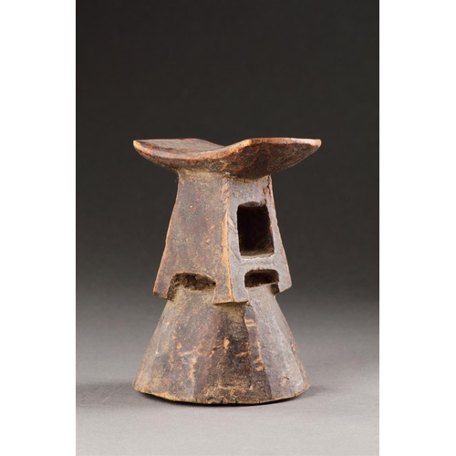 606 - AN UNUSUAL WOOD HEADREST ZAIRE, 19TH CENTURY/20TH CENTURY Attributed to the Monge or Teke Main 15cm ... 