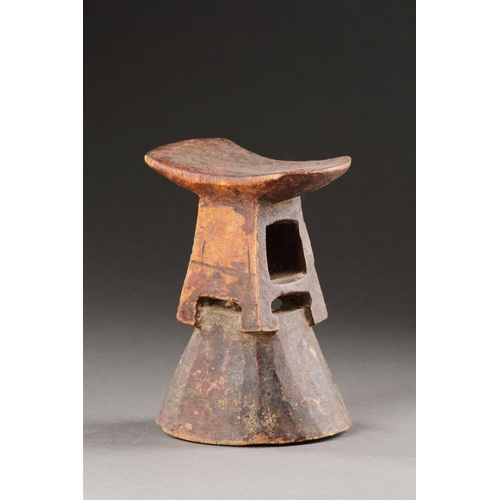 606 - AN UNUSUAL WOOD HEADREST ZAIRE, 19TH CENTURY/20TH CENTURY Attributed to the Monge or Teke Main 15cm ... 