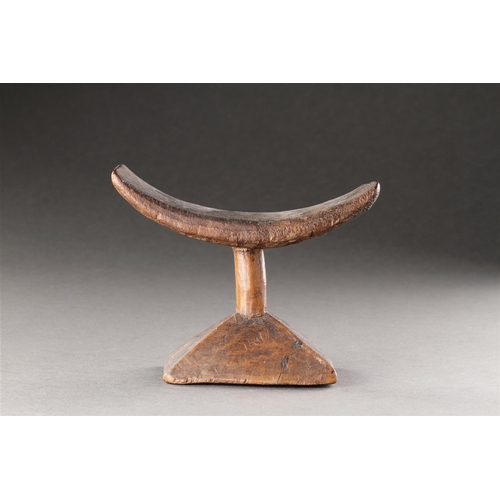 606 - AN UNUSUAL WOOD HEADREST ZAIRE, 19TH CENTURY/20TH CENTURY Attributed to the Monge or Teke Main 15cm ... 